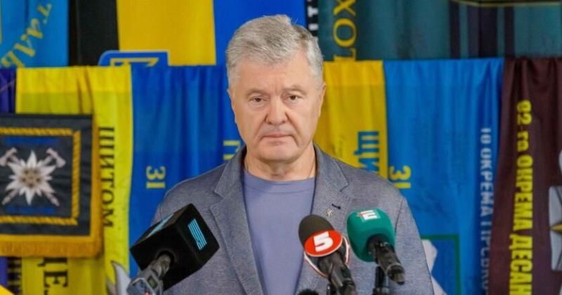 Петро Порошенко висловив думку, що Україні слід отримати можливість здійснювати дальні удари по території Росії, оскільки РФ озброєна ракетами, які постачаються з Ірану та Північної Кореї.