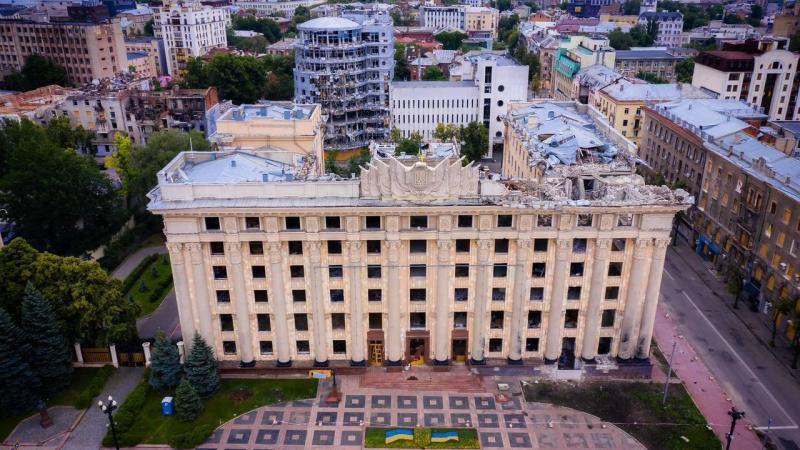 У Харкові спалахнула пожежа на чотирьох поверхах будівлі, в яку вразила керована авіабомба.