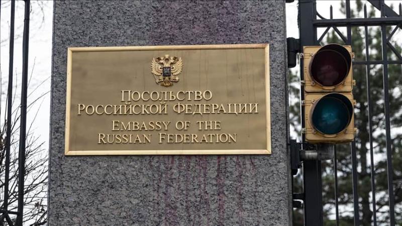 Велика Британія відкликала свого посла з Росії у відповідь на те, що Москва анулювала акредитацію британських дипломатичних представників.