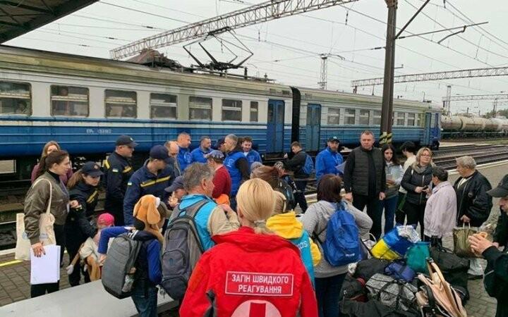 З Донеччини до Закарпаття вирушив евакуаційний потяг, який забрав 41 особу з прифронтових територій регіону. - ФОТО