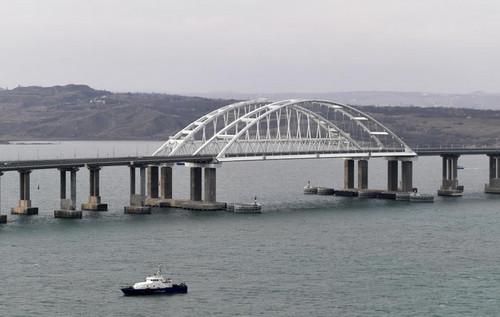 Окупантські сили розпочали зведення альтернативного мосту до Кримського.