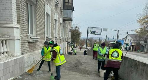 Численні працівники комунальних служб займаються ліквідацією наслідків ударів Росії по Харкову (фото)